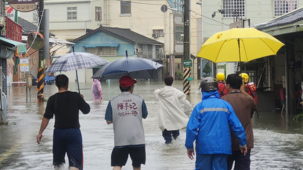 溪北地區遭豪雨侵襲 陳亭妃會同相關人員勘災救援