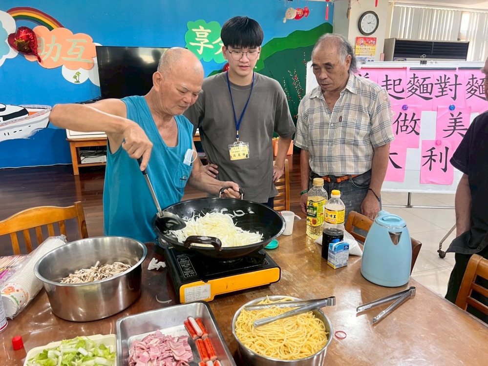 長榮大學實習生「義起麵對麵」美食結合專業創意  溫馨關懷陪伴長者