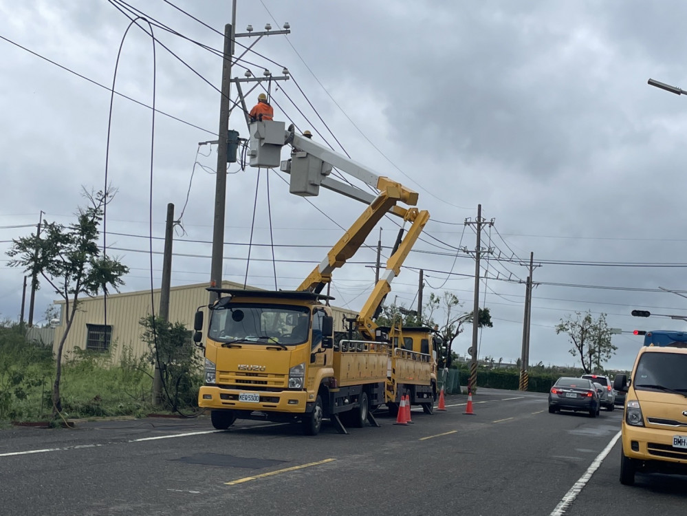 丹娜絲襲台南 台電動員跨區搶修電力