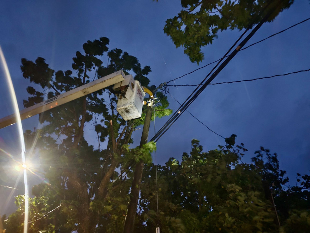 丹娜絲颱重創臺南停電逾17萬戶 台電正積極搶修中
