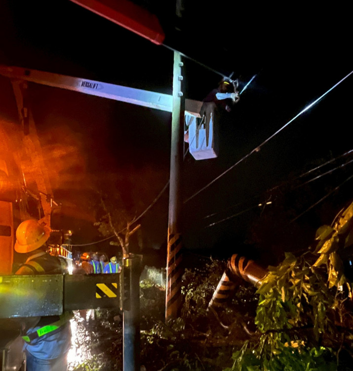 丹娜絲重創臺南電桿毀損嚴重！台電與民代市府共商力求盡速復電