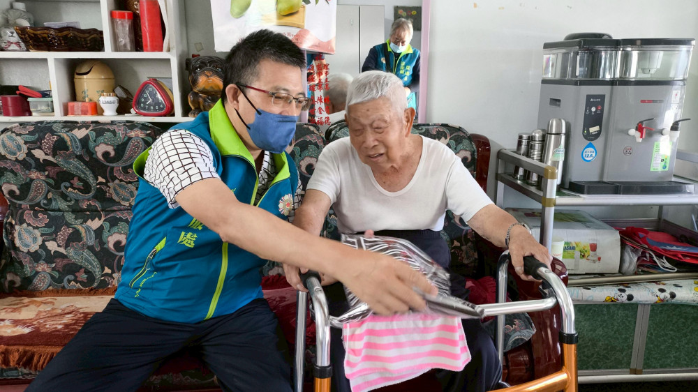 臺東榮服處與慶福基金會關懷榮民遺眷 愛心送溫情