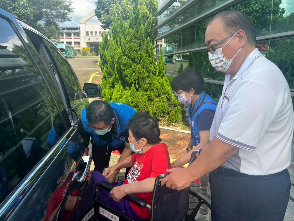 嘉義榮服處關懷弱勢遺眷 護送入住白河榮家安置就養