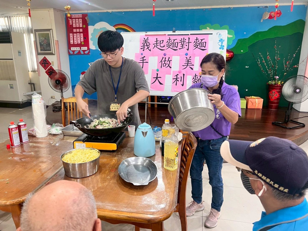 長榮大學實習生「義起麵對麵」美食結合專業創意  溫馨關懷陪伴長者