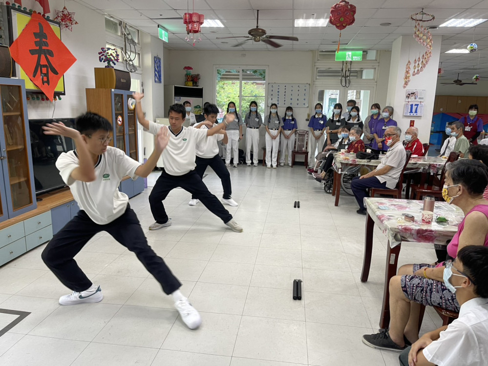 花蓮慈大暑期醫療志工營 前進榮家共譜幸福祖孫情