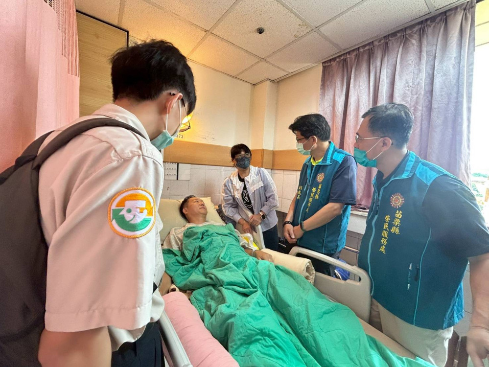 苗栗榮服處至臺中榮總探視榮民 表達關懷敬意
