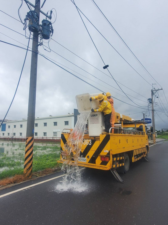 丹娜絲襲台南 台電動員跨區搶修電力