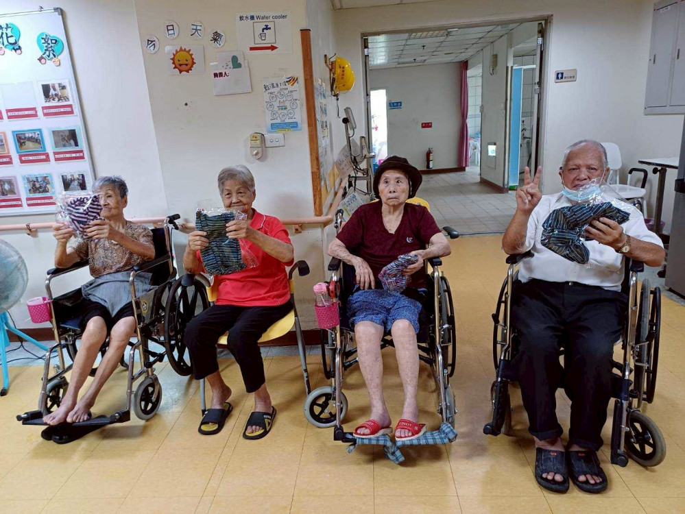 白河榮家感謝慶福基金會贈涼感衣 關懷長者清涼一夏