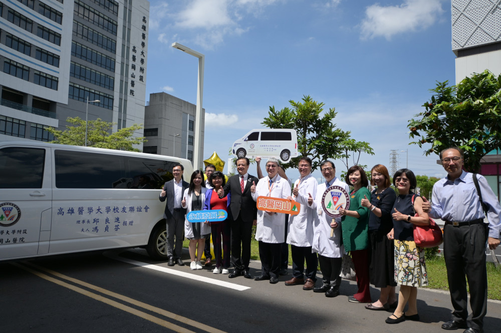 「醫療無距離」高醫校友邱良進捐七輛醫療車 守護在地民眾健康