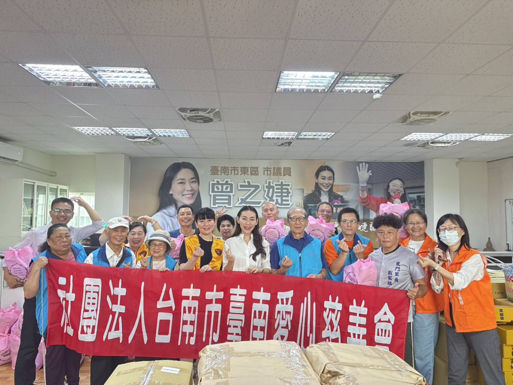 台南市台南愛心慈善會聯手市議員曾之婕 捐助東區三十一戶邊緣戶