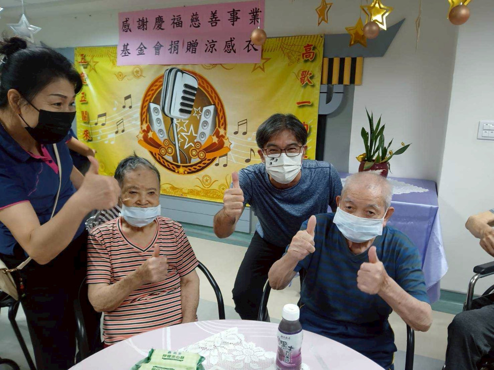 佳里榮家感謝慶福基金會捐贈涼感衣 關懷住民長輩