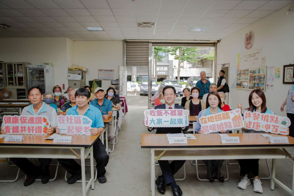 共餐有愛、幸福加倍　竹市代理市長邱臣遠訪海濱共餐據點關懷長輩生活
