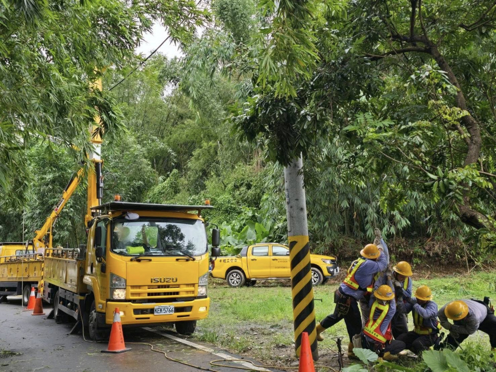 丹娜絲颱風造成南投2萬多戶停電  台電積極搶修中