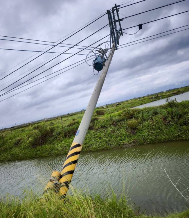 丹娜絲颱重創臺南嚴重災害停電破18萬戶！台電：跨區處搶修中