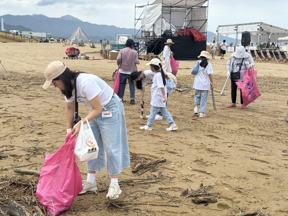 淨灘愛地球　觀音成道日相揪看沙雕