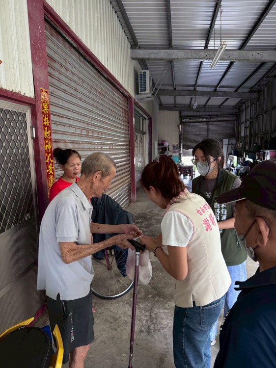 台南行動車促進會義煮送暖 助風災災民渡難關
