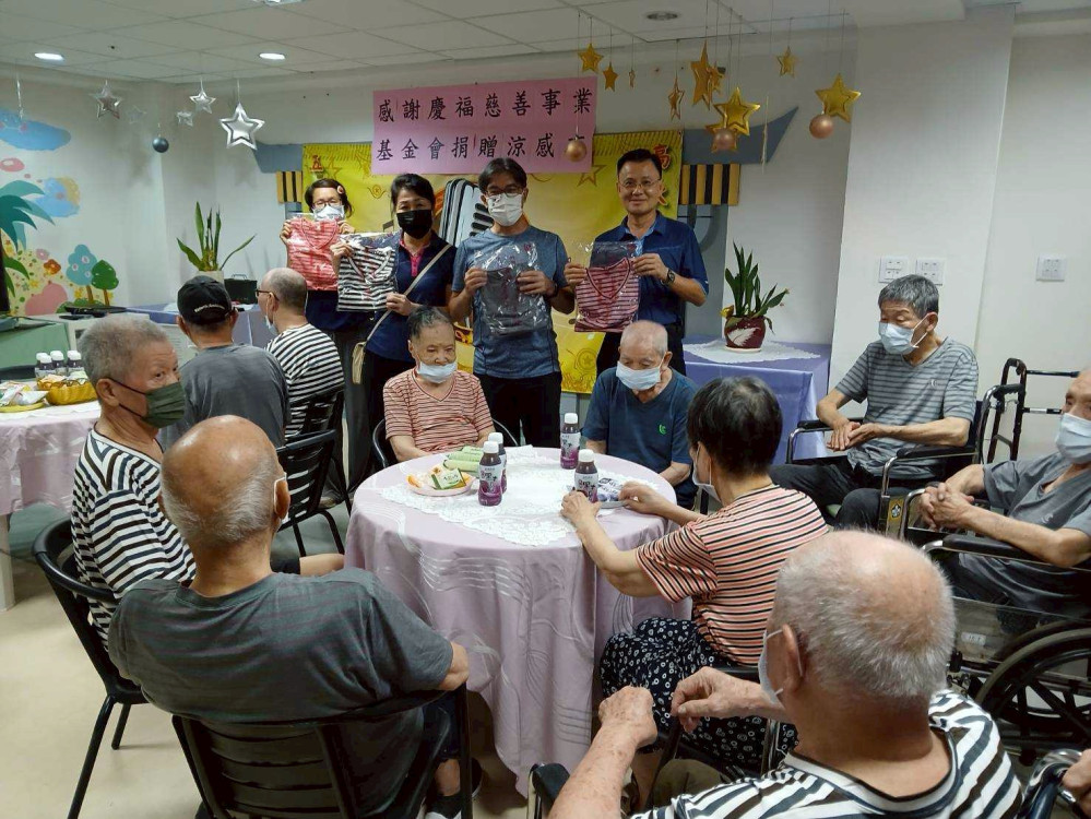 佳里榮家感謝慶福基金會捐贈涼感衣 關懷住民長輩