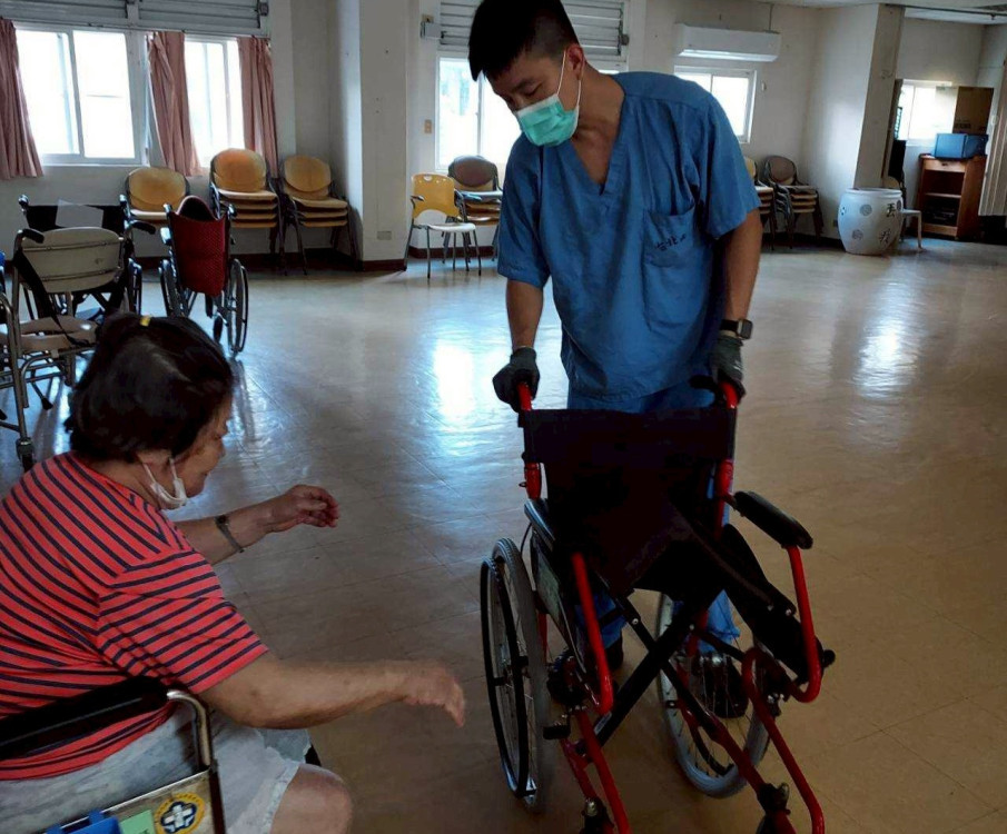 北榮身障中心輔具巡迴至白河榮家 有愛無礙守護住民安全