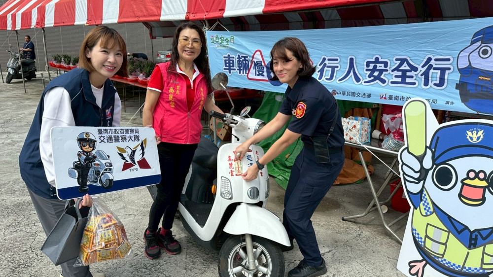 臺南交警首度聯手玉聖宮 推出交通安全文創宣導品