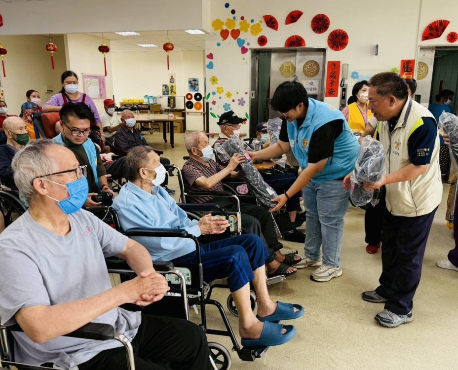 花蓮市長魏嘉彥贈榮家長輩父親節禮物 祝福平安健康