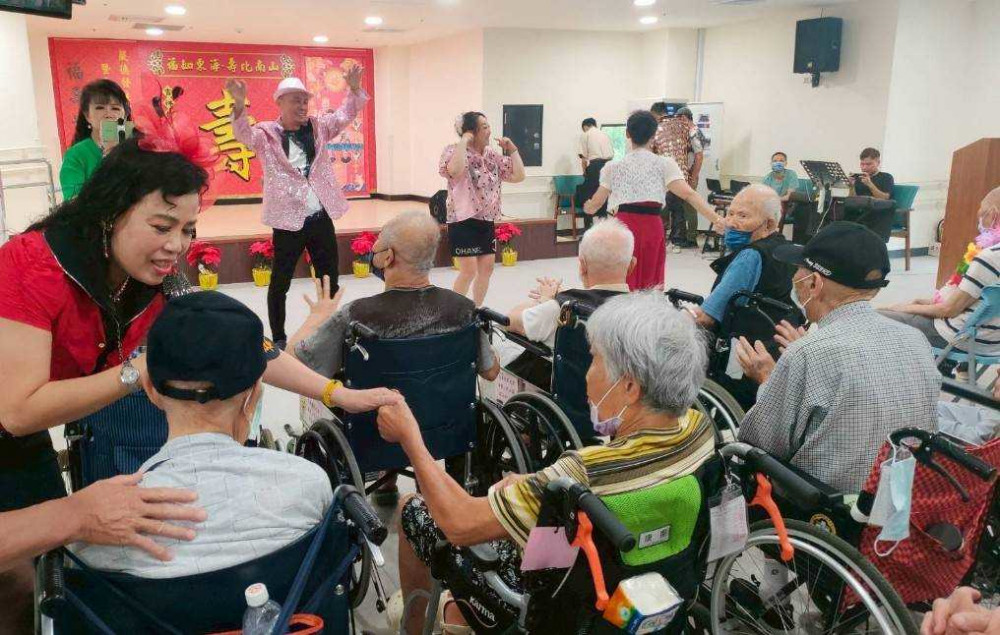 臺南榮家7月慶生 綺舞協會等團體獻藝關懷住民
