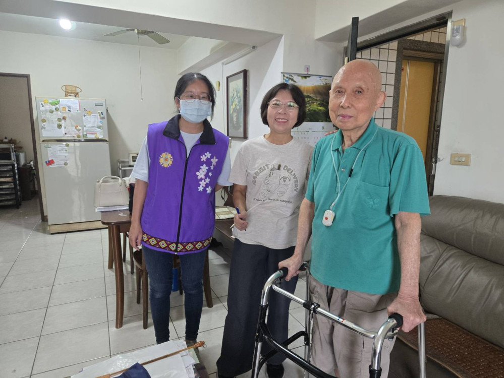花蓮榮服處助獨居榮民眷安裝遠距居家系統 提升長輩居家安全