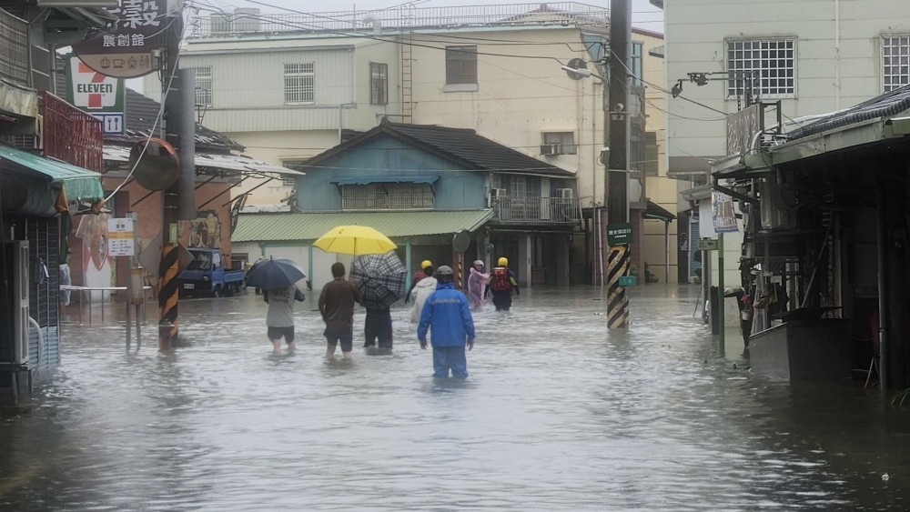 溪北地區遭豪雨侵襲 陳亭妃會同相關人員勘災救援