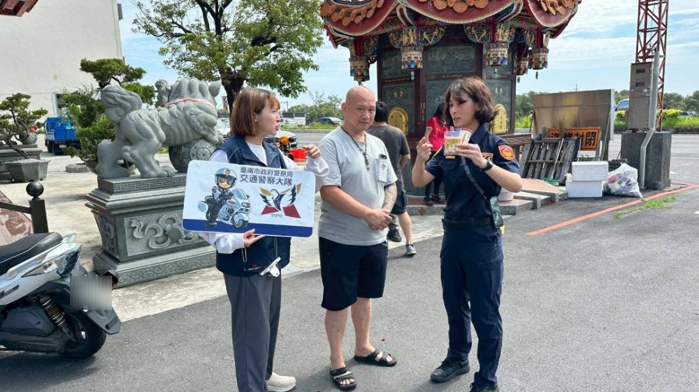 臺南交警首度聯手玉聖宮 推出交通安全文創宣導品
