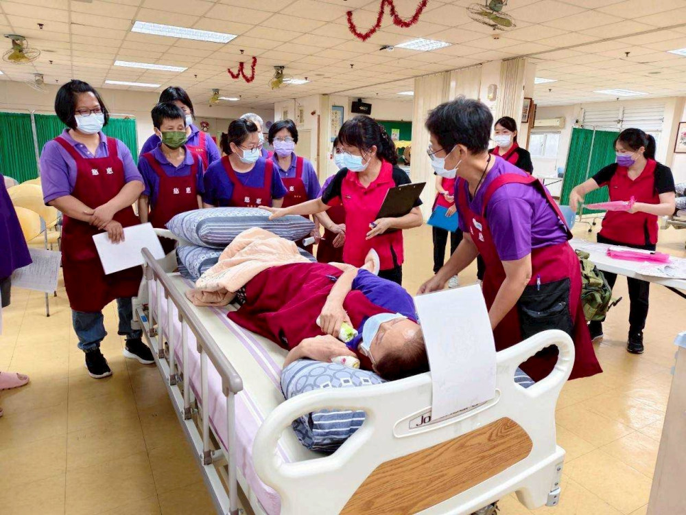 白河榮家照服員在職教育訓練 提升臥床住民生活品質