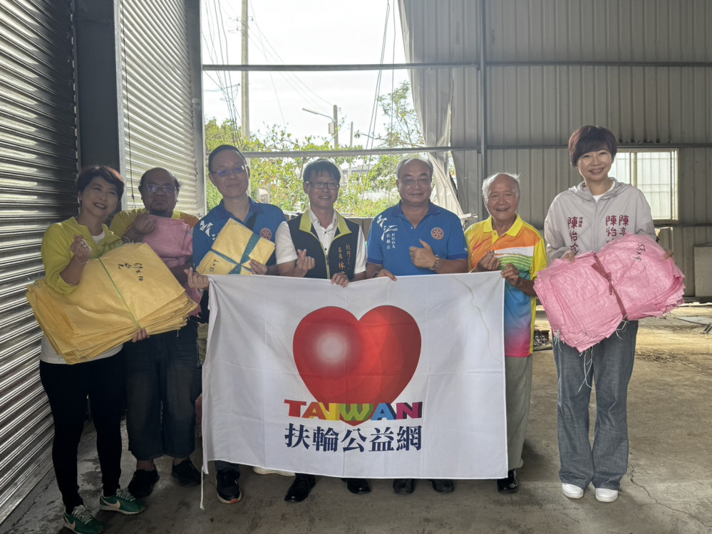 立法委員陳亭妃、市議員陳怡珍牽線 扶輪社捐編織袋助台南沿海災後復原