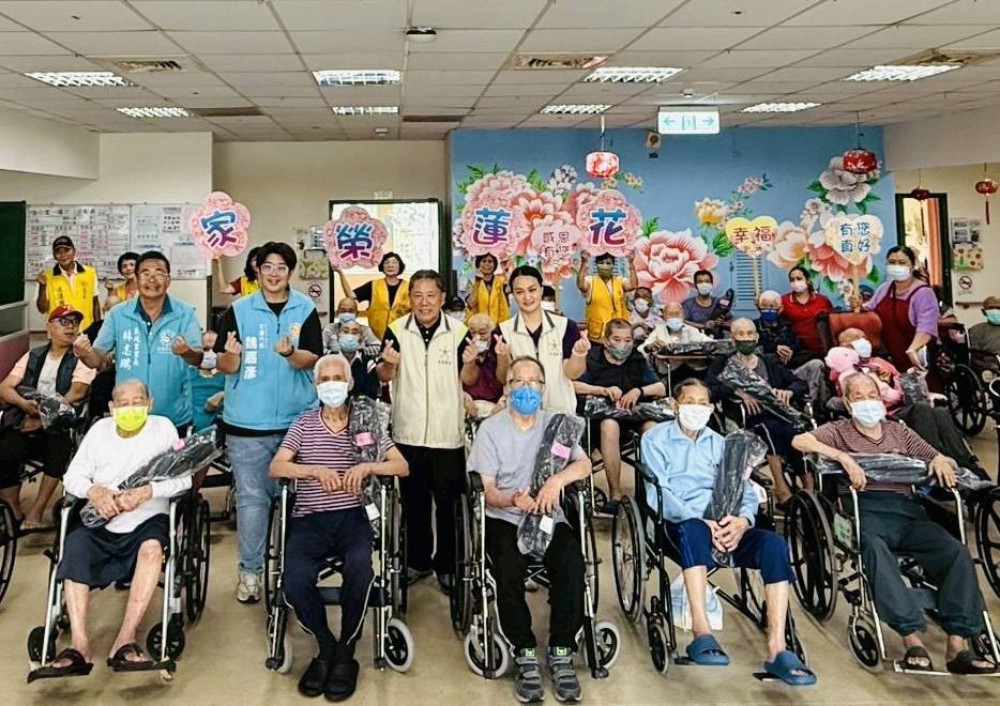 花蓮市長魏嘉彥贈榮家長輩父親節禮物 祝福平安健康