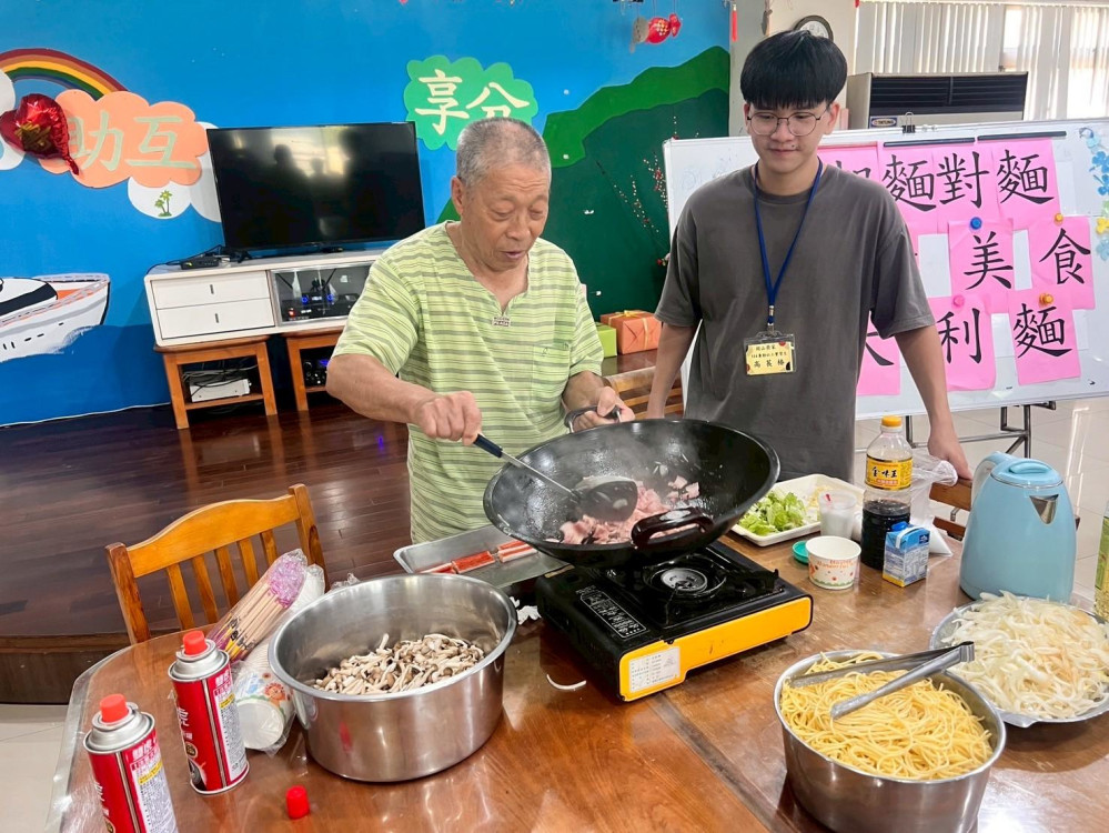 長榮大學實習生「義起麵對麵」美食結合專業創意  溫馨關懷陪伴長者