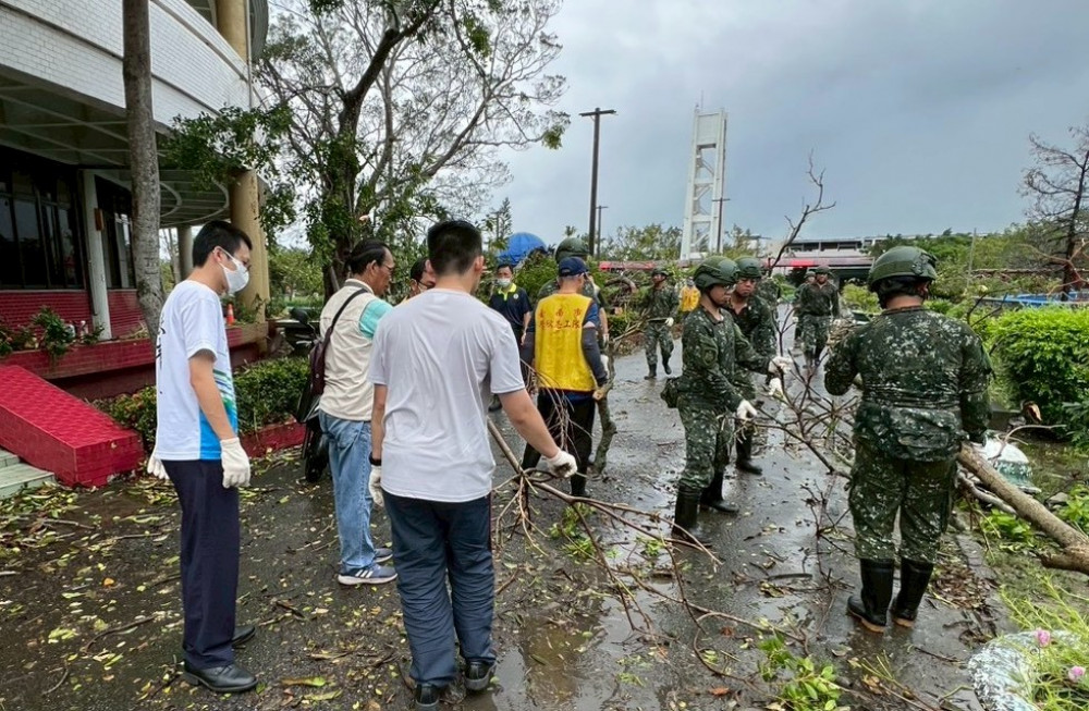 丹娜絲風災過後！臺南榮服處攜手榮欣志工替代役助榮家恢復家園