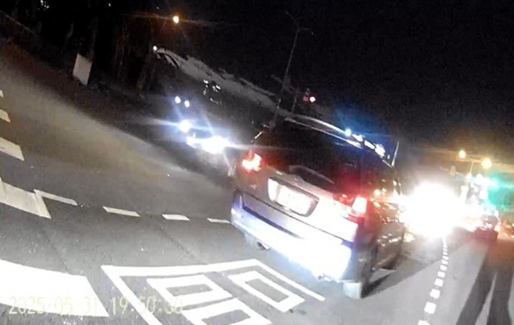 民眾駕車路上拋錨陷困境　竹市員警暖心協助移車展現為民服務精神