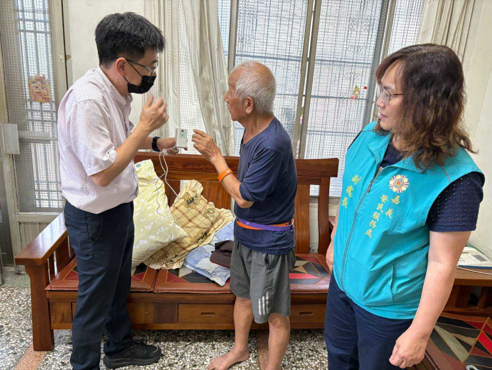 嘉義榮服處助高齡榮民安裝遠距照顧系統 升級居安防線