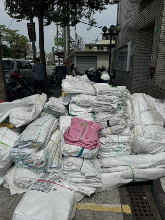 立法委員陳亭妃等聯合捐物資 助力台南沿海災後清理