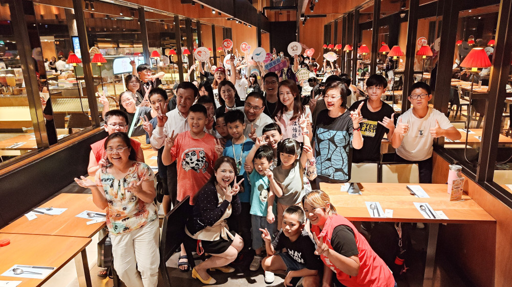 饗食天堂攜手新北再推公益餐會 邀百位小衛星兒少享用 侯友宜驚喜現身！
