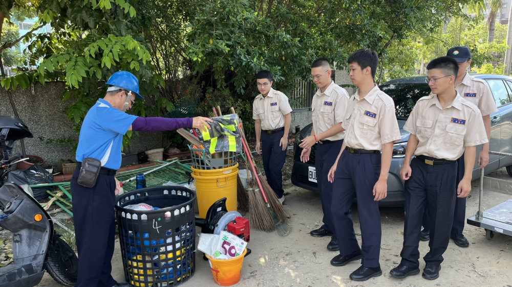 臺南榮家同仁與替代役男協助舊家區整備防颱事宜
