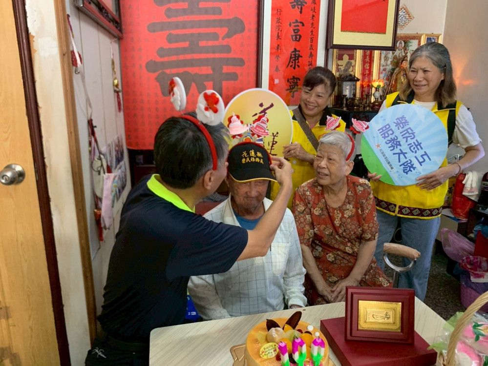 百歲董鳳岐爺爺紀壽 花蓮榮服處分享生活智慧典範