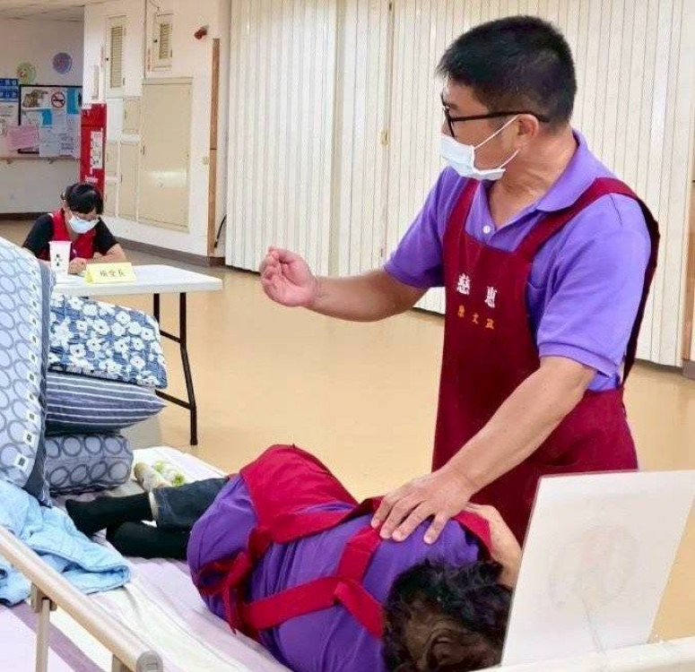 白河榮家照服員技術賽「翻」出幸福 關注愛心