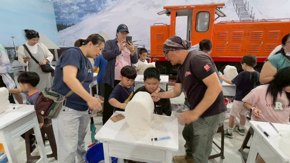 七股鹽山「一見雙雕藝術季」開跑 胖鯊魚鹽雕陪你涼爽度夏