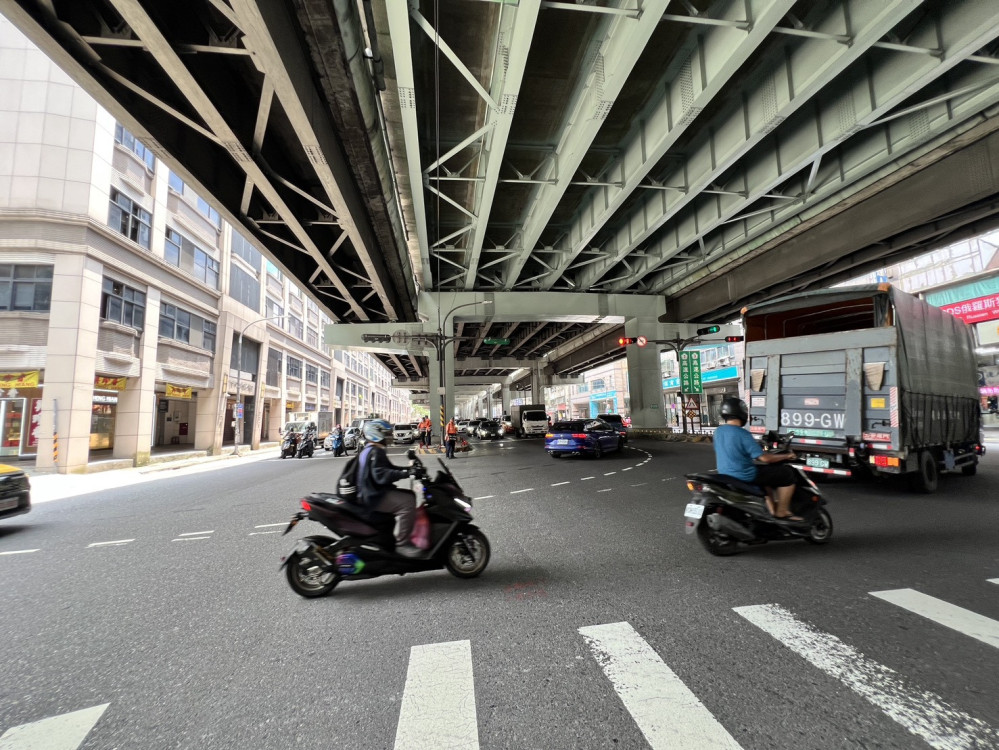 新北市交通局改善中和區交通 試辦「中正路、建康路口往板橋方向內側車道開放右轉」
