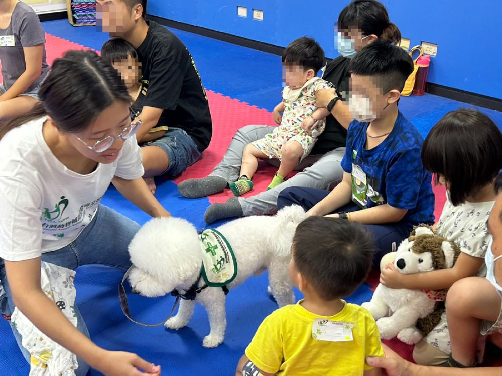 陪伴犬助孩子療育成長  草療辦與狗相癒家屬座談會