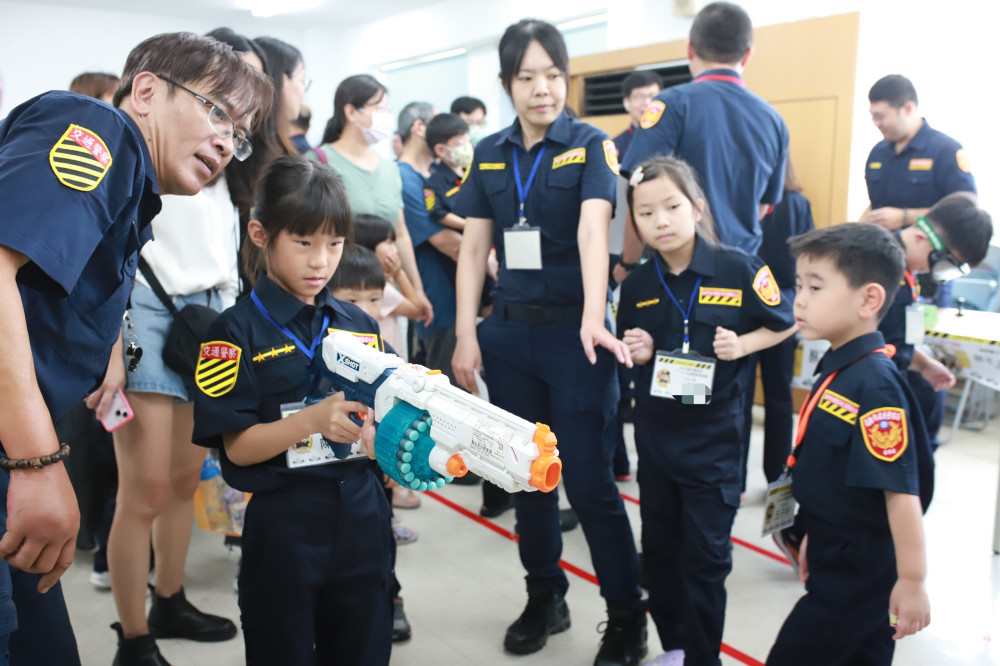 響應全國交通安全月  高雄市警局「小小交警」可愛出擊