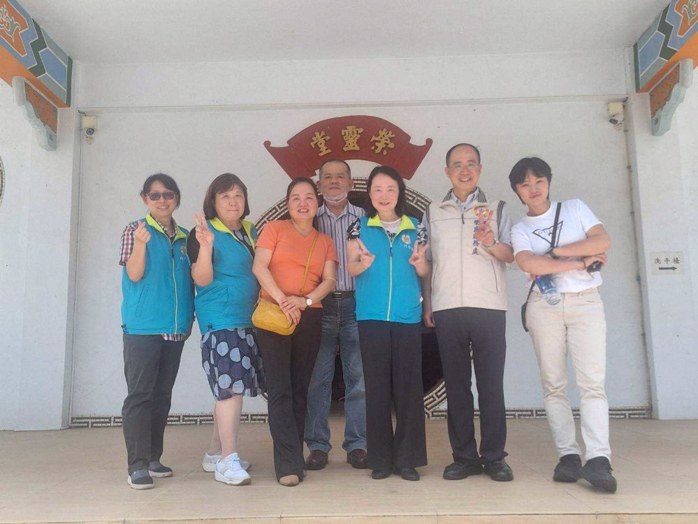 臺南榮服處王國能處長陪同民眾追思白河榮家榮民英靈