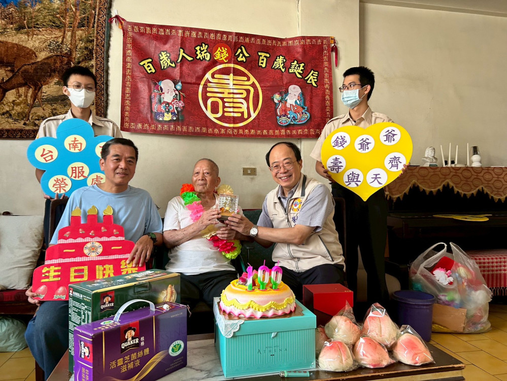百歲榮民錢秉有爺爺紀壽 臺南榮服處溫馨慶生