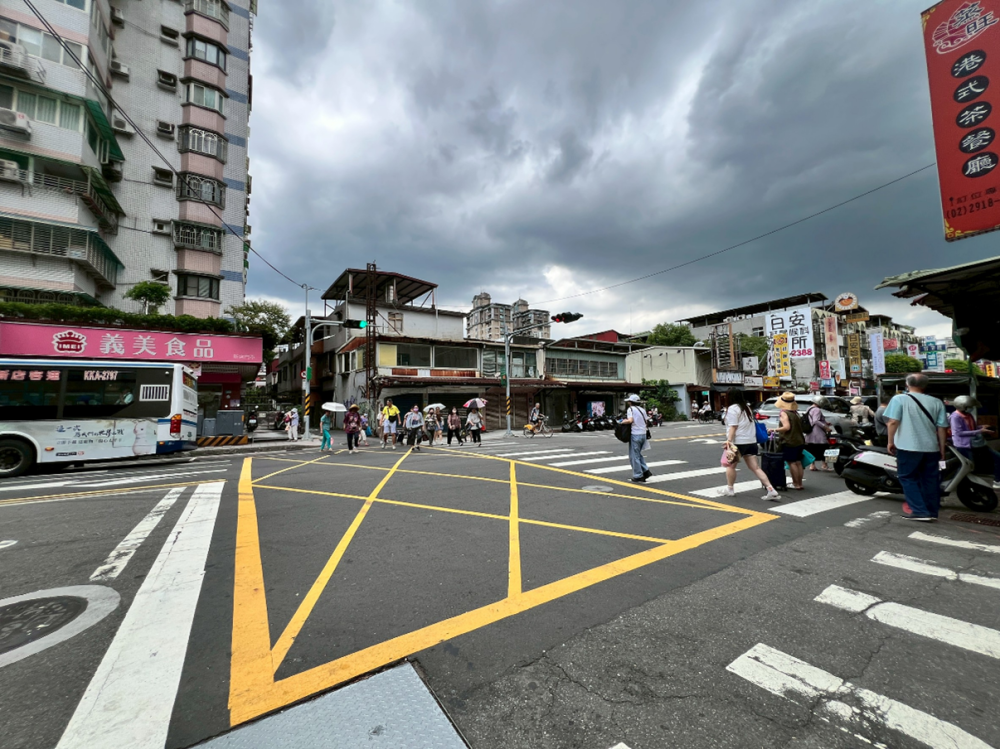 新北市新店區中正路284巷口新設號誌 行人安全再升級