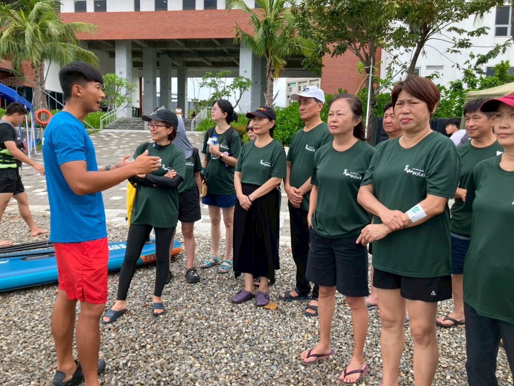 崑大推動全民共享海洋樂活 休運系邀樂齡體驗SUP立槳