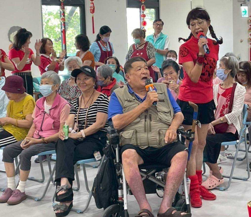 百歲榮民熊摯爺爺紀壽 臺南榮家音樂歡欣慶生