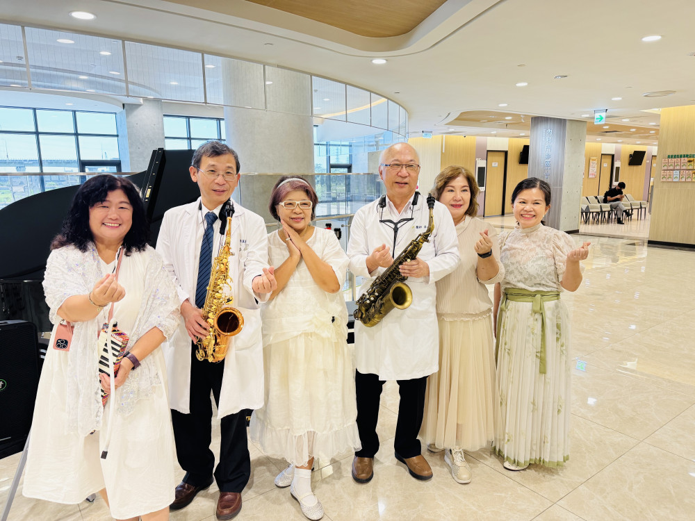 高雄秀傳紀念醫院打造療癒音樂廳 牟聯瑞副總吹薩克斯風感動病患